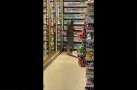 Lagarto gigante invade loja da 7-Eleven na Tailândia