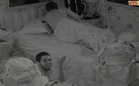 VÍDEO: internautas comentam pegação de Maria e Eliezer sob o edredom no BBB 22