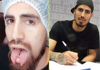 Atacante argentino Oscar Junior Benítez mostra a língua bifurcada e causa polêmica na web