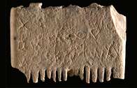 Pequeno pente de 3.700 anos usado para tirar piolho pode conter a mais antiga escrita ocidental