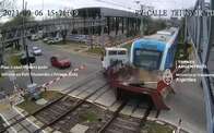 VÍDEO: câmera de segurança flagra trem batendo em caminhão na Argentina