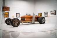 Que tal sair pelas ruas dirigindo um potente “carro-caixão”? Veja as fotos!