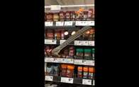 VÍDEO: cobra surge na prateleira de supermercado na Austrália