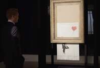 Tela parcialmente destruída de Banksy bate recorde em leilão
