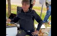 Assista ao vídeo completo de Bolsonaro comendo frango com as mãos