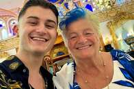 Jovem italiano de 19 anos se torna viral no TikTok ao "noivar" com senhora de 76 anos