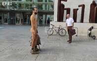 Praticante de nudismo ganha na justiça o direito de andar pelado em cidade da Espanha