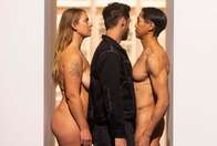 Para visitar exposição em Londres, visitantes são forçados a passar entre dois modelos nus