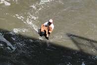 VÍDEO: jovem pula em rio poluído e com forte correnteza para salvar cachorro na Colômbia