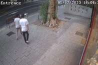 VÍDEO: jovens quase são atingidos por restos de foguete no meio da calçada em Tel Aviv