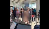 VÍDEO: mulher surta em aeroporto da Jamaica, tira a roupa e tenta atacar policial