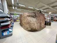 Inusitado! Na Estônia, clientes são surpreendidos por pedra gigante, da última era do gelo, no meio de supermercado