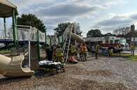 Bombeiros gastam 30 minutos para tirar homem preso em escorregador de escola infantil nos EUA